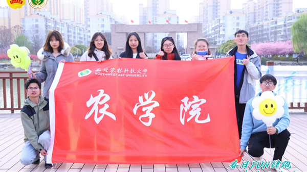 yl23411永利官网登录沿游园路线跑步队伍合影_副本.png